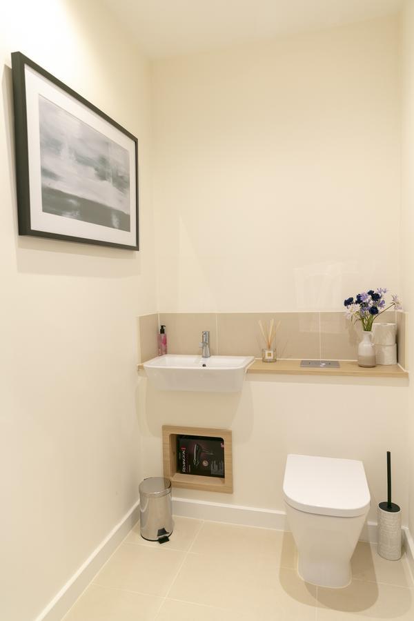 Modern & Exquisite Trumpington Townhouse With Parking & 5 Mins To Papworth Hospital Cambridge  Exterior photo