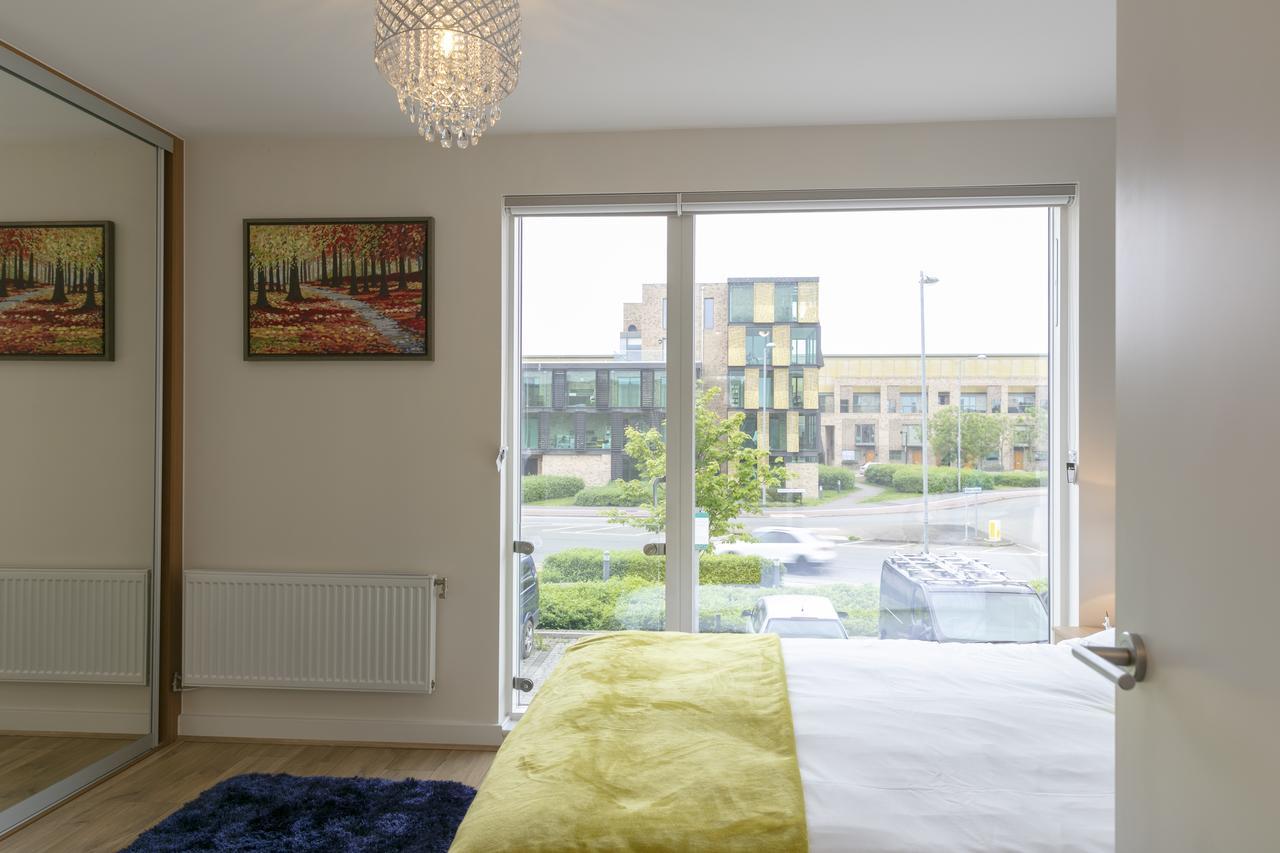 Modern & Exquisite Trumpington Townhouse With Parking & 5 Mins To Papworth Hospital Cambridge  Exterior photo