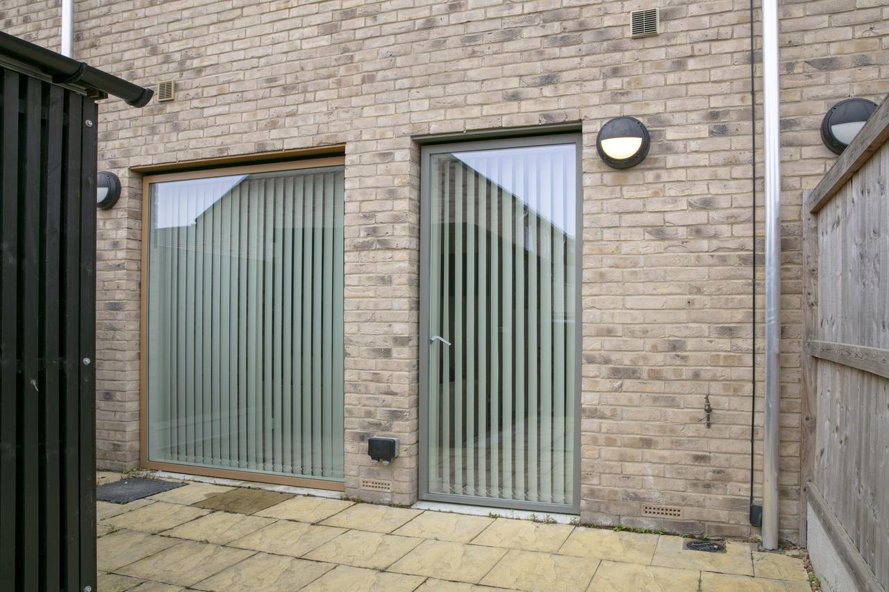 Modern & Exquisite Trumpington Townhouse With Parking & 5 Mins To Papworth Hospital Cambridge  Exterior photo