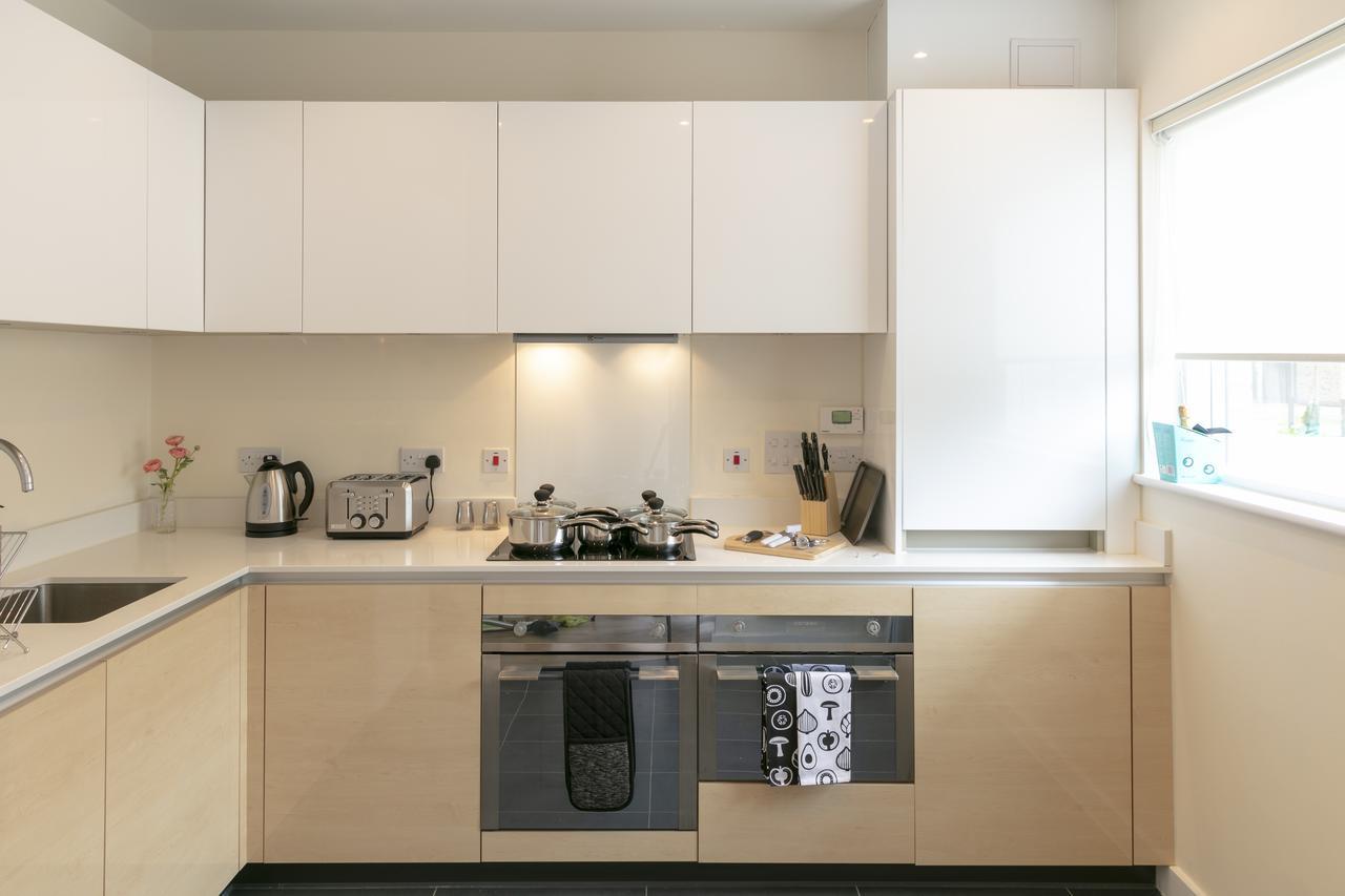 Modern & Exquisite Trumpington Townhouse With Parking & 5 Mins To Papworth Hospital Cambridge  Exterior photo
